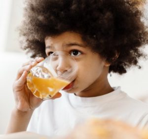 child drinking juice and increasing risk of children’s cavities